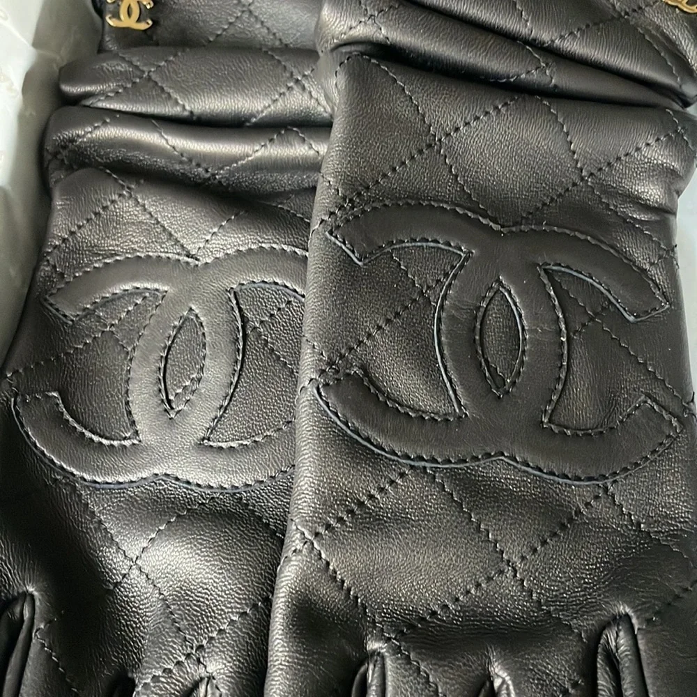 Chanel black leather classic gold logo quilted gloves winter sz 7.5